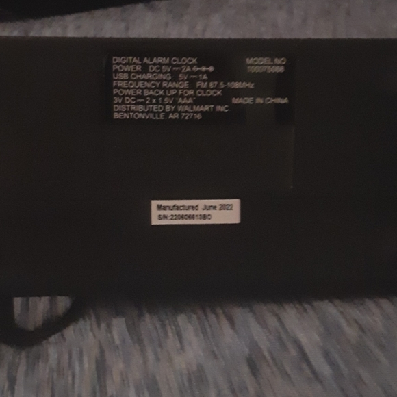 Digital alarm clock with a radio and chargeable colors - Picture 4 of 9